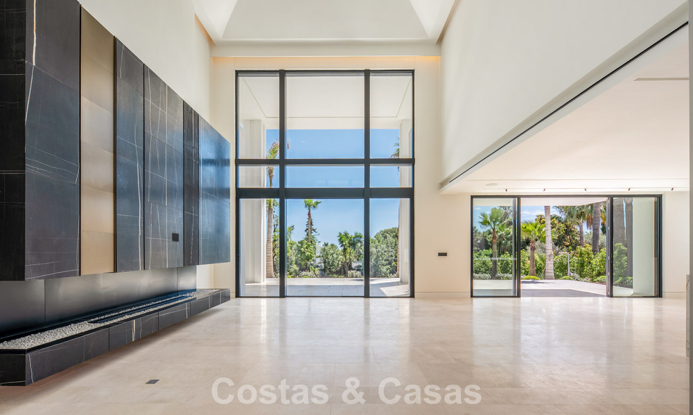 Nueva villa arquitectónica, moderna y de diseño, con impresionantes vistas al mar en venta en la Milla de Oro de Marbella 799327