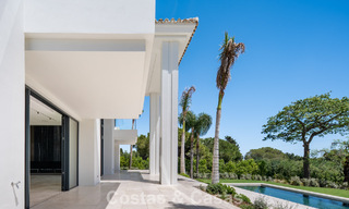 Nueva villa arquitectónica, moderna y de diseño, con impresionantes vistas al mar en venta en la Milla de Oro de Marbella 799328 