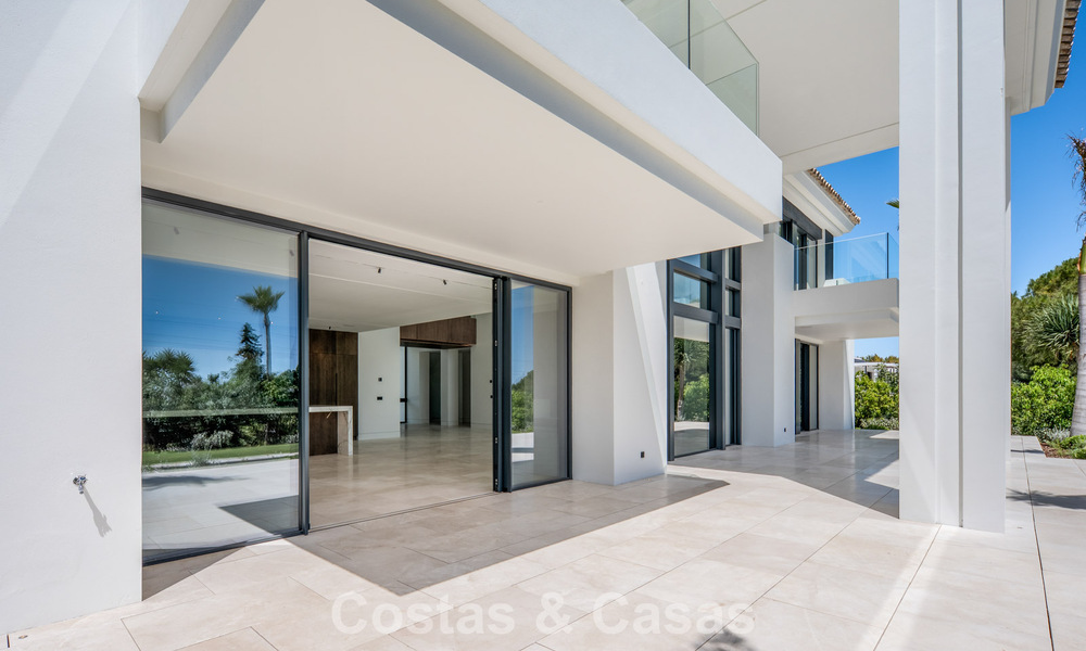Nueva villa arquitectónica, moderna y de diseño, con impresionantes vistas al mar en venta en la Milla de Oro de Marbella 799329
