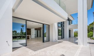 Nueva villa arquitectónica, moderna y de diseño, con impresionantes vistas al mar en venta en la Milla de Oro de Marbella 799329 