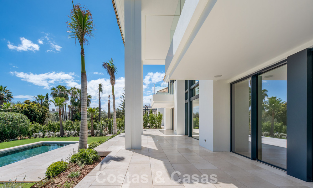 Nueva villa arquitectónica, moderna y de diseño, con impresionantes vistas al mar en venta en la Milla de Oro de Marbella 799331