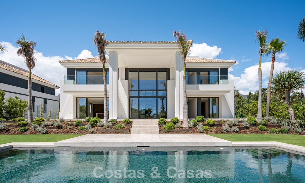 Nueva villa arquitectónica, moderna y de diseño, con impresionantes vistas al mar en venta en la Milla de Oro de Marbella 799332