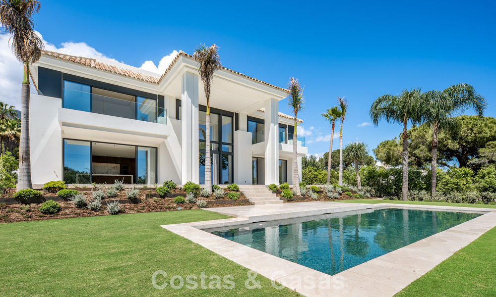 Nueva villa arquitectónica, moderna y de diseño, con impresionantes vistas al mar en venta en la Milla de Oro de Marbella 799335