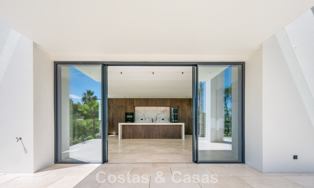 Nueva villa arquitectónica, moderna y de diseño, con impresionantes vistas al mar en venta en la Milla de Oro de Marbella 799337