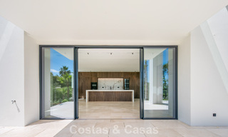 Nueva villa arquitectónica, moderna y de diseño, con impresionantes vistas al mar en venta en la Milla de Oro de Marbella 799337 