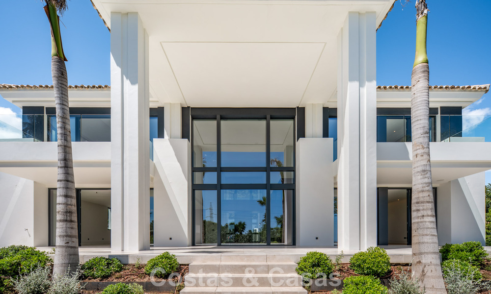 Nueva villa arquitectónica, moderna y de diseño, con impresionantes vistas al mar en venta en la Milla de Oro de Marbella 799338