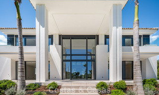 Nueva villa arquitectónica, moderna y de diseño, con impresionantes vistas al mar en venta en la Milla de Oro de Marbella 799338 