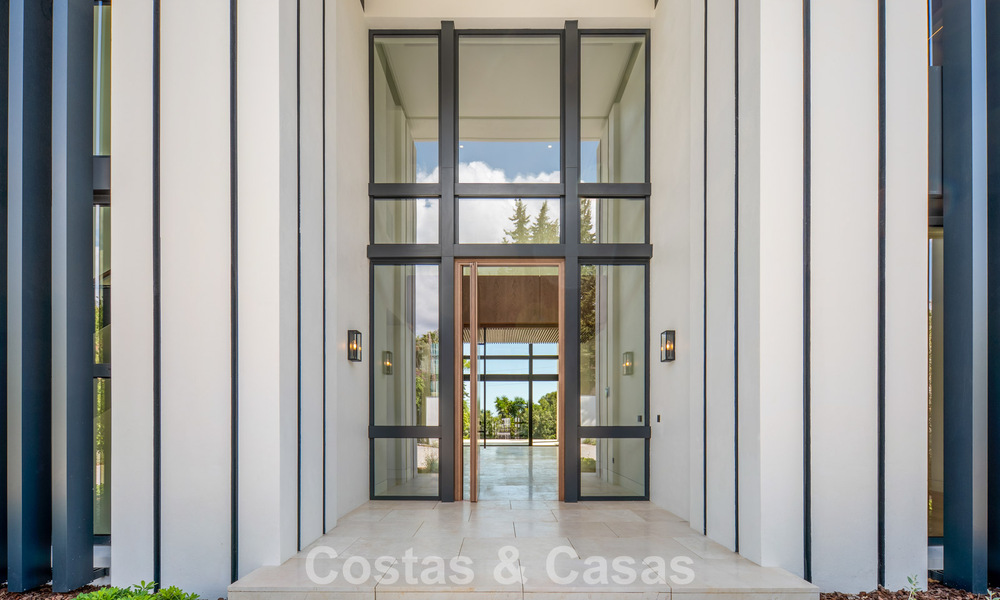Nueva villa arquitectónica, moderna y de diseño, con impresionantes vistas al mar en venta en la Milla de Oro de Marbella 799339