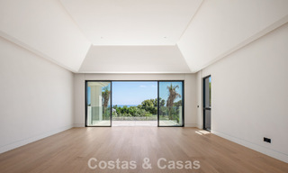 Nueva villa arquitectónica, moderna y de diseño, con impresionantes vistas al mar en venta en la Milla de Oro de Marbella 799344 