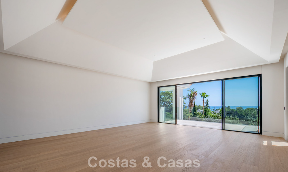 Nueva villa arquitectónica, moderna y de diseño, con impresionantes vistas al mar en venta en la Milla de Oro de Marbella 799345