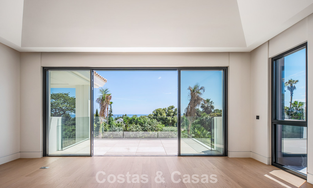 Nueva villa arquitectónica, moderna y de diseño, con impresionantes vistas al mar en venta en la Milla de Oro de Marbella 799346