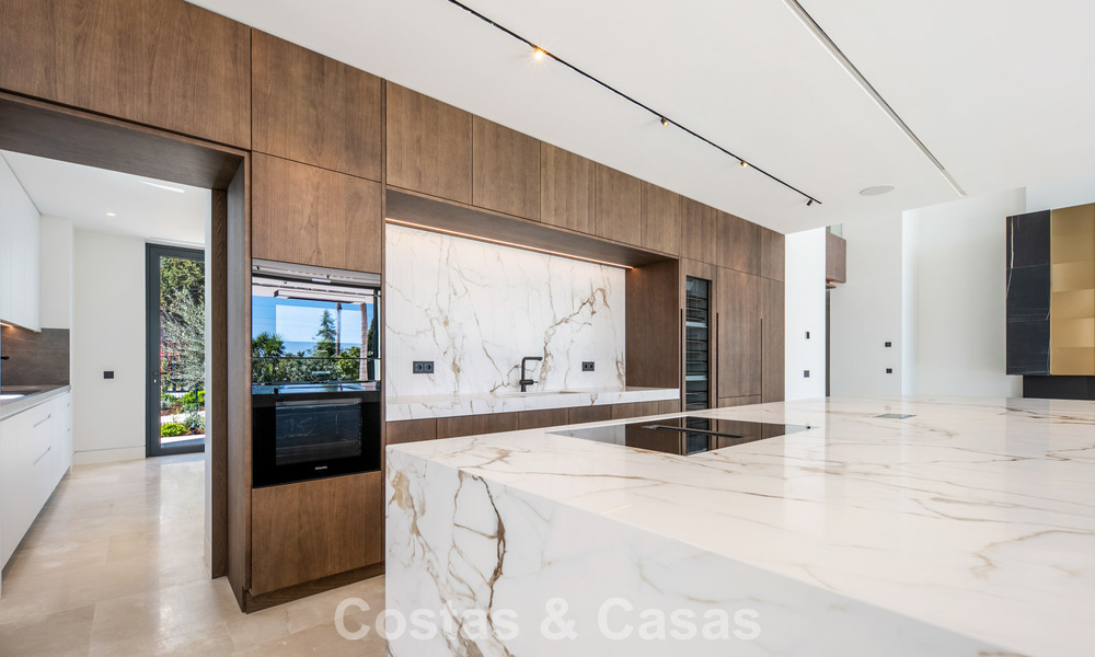 Nueva villa arquitectónica, moderna y de diseño, con impresionantes vistas al mar en venta en la Milla de Oro de Marbella 799349