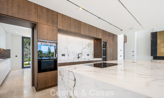 Nueva villa arquitectónica, moderna y de diseño, con impresionantes vistas al mar en venta en la Milla de Oro de Marbella 799349 
