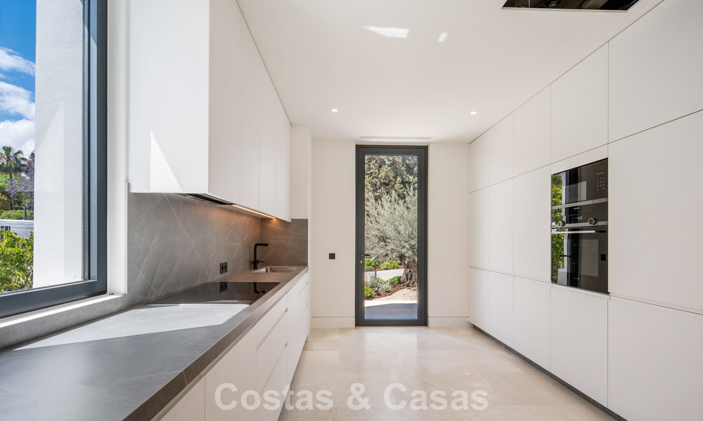 Nueva villa arquitectónica, moderna y de diseño, con impresionantes vistas al mar en venta en la Milla de Oro de Marbella 799350