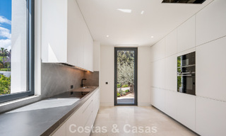 Nueva villa arquitectónica, moderna y de diseño, con impresionantes vistas al mar en venta en la Milla de Oro de Marbella 799350 