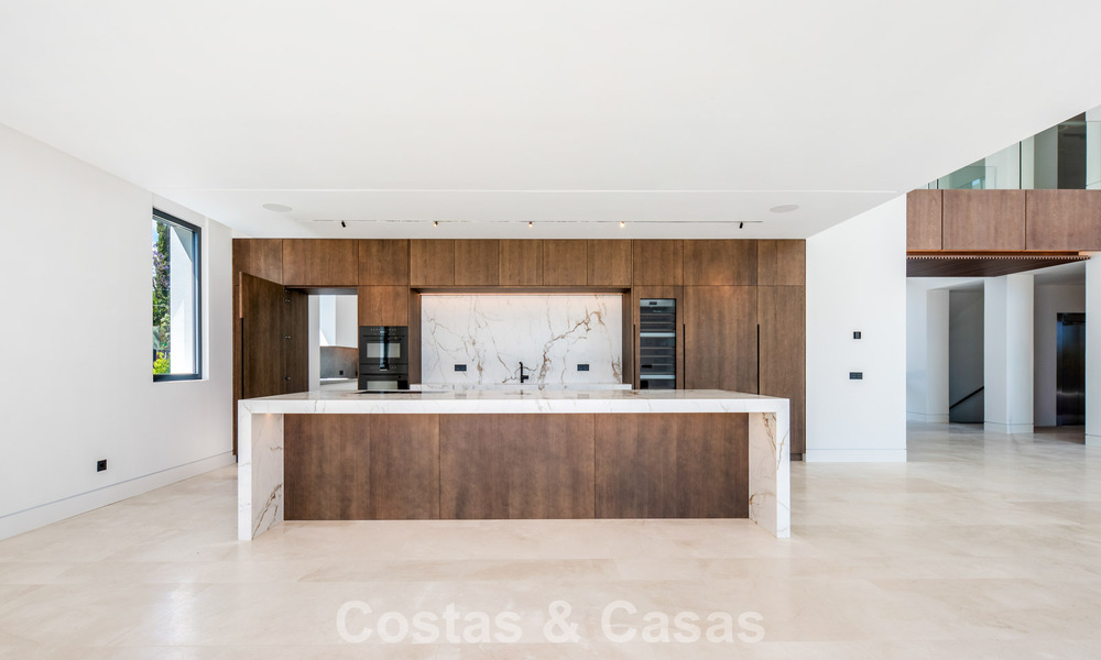 Nueva villa arquitectónica, moderna y de diseño, con impresionantes vistas al mar en venta en la Milla de Oro de Marbella 799351