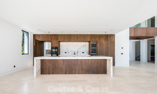 Nueva villa arquitectónica, moderna y de diseño, con impresionantes vistas al mar en venta en la Milla de Oro de Marbella 799351 