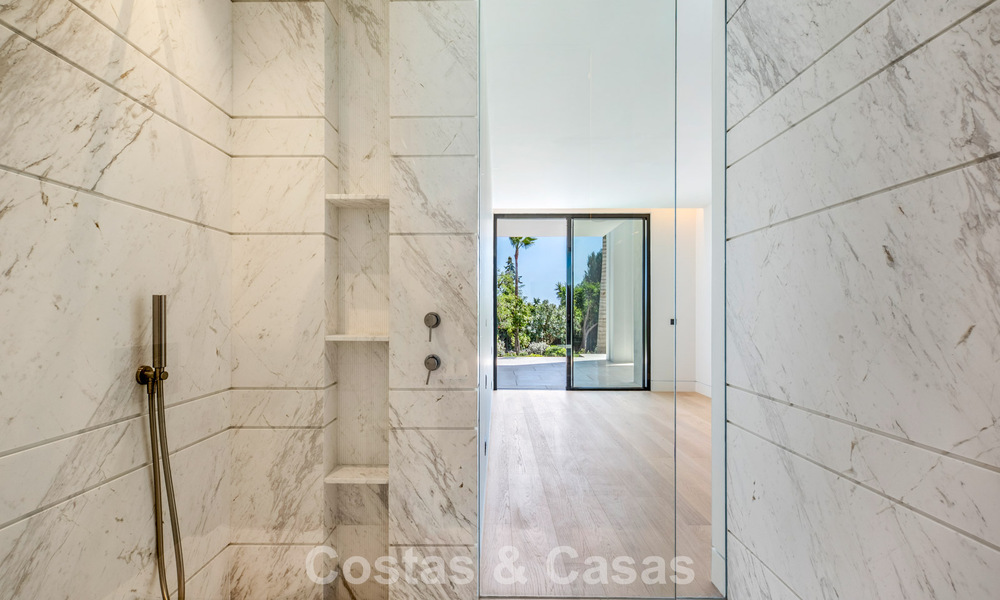 Nueva villa arquitectónica, moderna y de diseño, con impresionantes vistas al mar en venta en la Milla de Oro de Marbella 799354