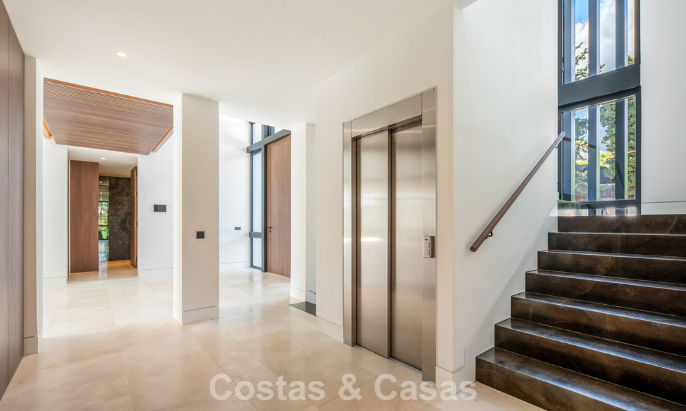 Nueva villa arquitectónica, moderna y de diseño, con impresionantes vistas al mar en venta en la Milla de Oro de Marbella 799355