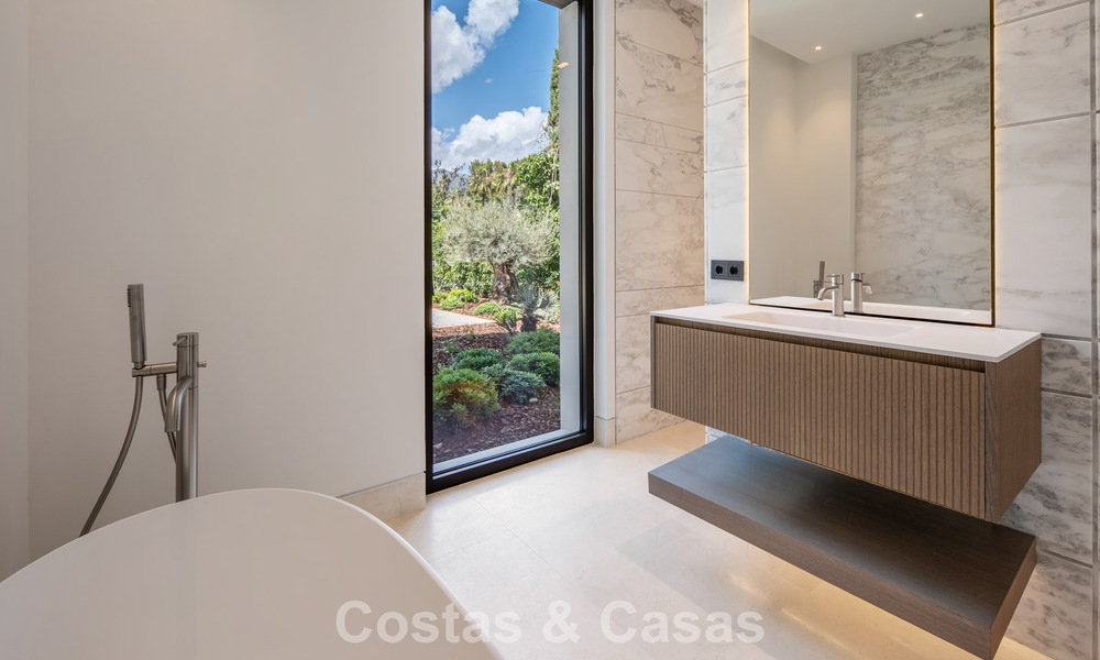 Nueva villa arquitectónica, moderna y de diseño, con impresionantes vistas al mar en venta en la Milla de Oro de Marbella 799356