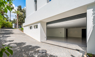 Nueva villa arquitectónica, moderna y de diseño, con impresionantes vistas al mar en venta en la Milla de Oro de Marbella 799360 