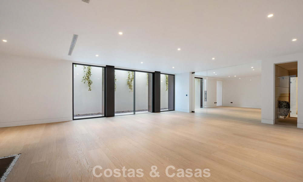 Nueva villa arquitectónica, moderna y de diseño, con impresionantes vistas al mar en venta en la Milla de Oro de Marbella 799364