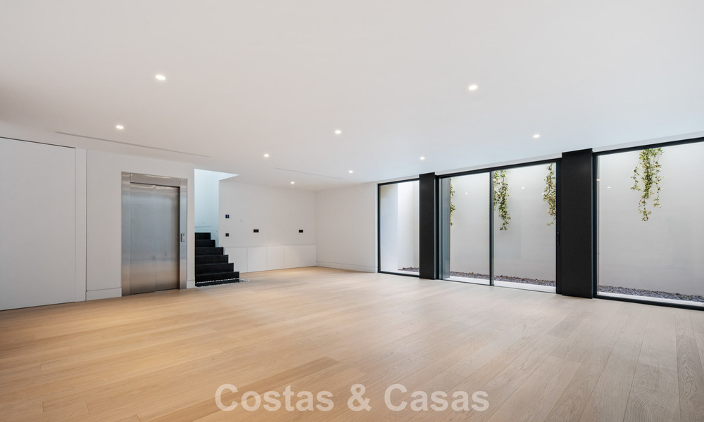 Nueva villa arquitectónica, moderna y de diseño, con impresionantes vistas al mar en venta en la Milla de Oro de Marbella 799366
