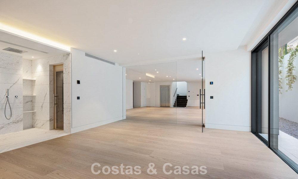 Nueva villa arquitectónica, moderna y de diseño, con impresionantes vistas al mar en venta en la Milla de Oro de Marbella 799368