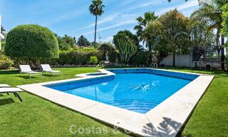 Villa de lujo española atemporal con amplio jardín y piscina en venta en las colinas de Marbella - Benahavís 799373 