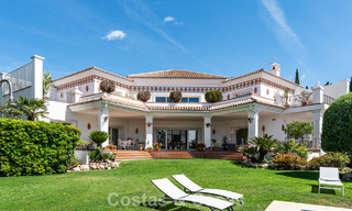 Villa de lujo española atemporal con amplio jardín y piscina en venta en las colinas de Marbella - Benahavís 799374 