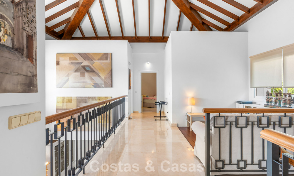 Villa de lujo española atemporal con amplio jardín y piscina en venta en las colinas de Marbella - Benahavís 799375