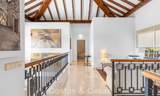 Villa de lujo española atemporal con amplio jardín y piscina en venta en las colinas de Marbella - Benahavís 799375 