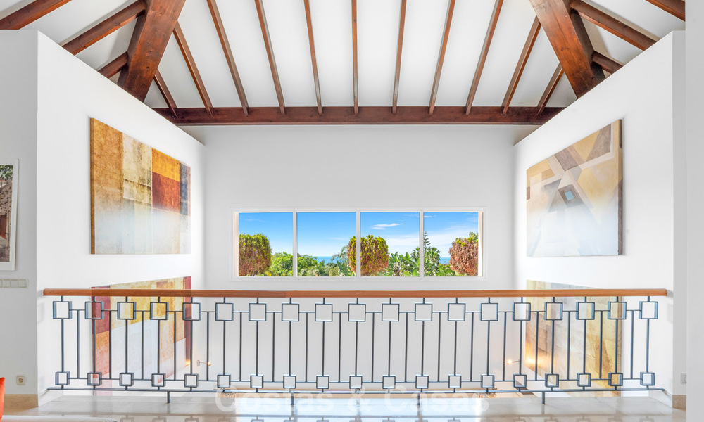 Villa de lujo española atemporal con amplio jardín y piscina en venta en las colinas de Marbella - Benahavís 799377