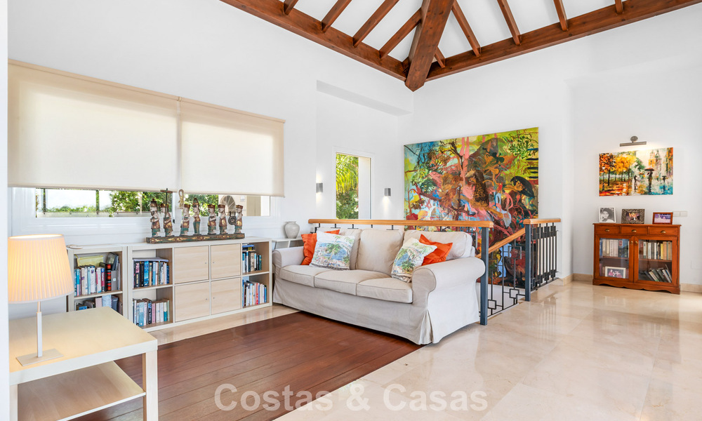 Villa de lujo española atemporal con amplio jardín y piscina en venta en las colinas de Marbella - Benahavís 799378