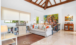 Villa de lujo española atemporal con amplio jardín y piscina en venta en las colinas de Marbella - Benahavís 799378 