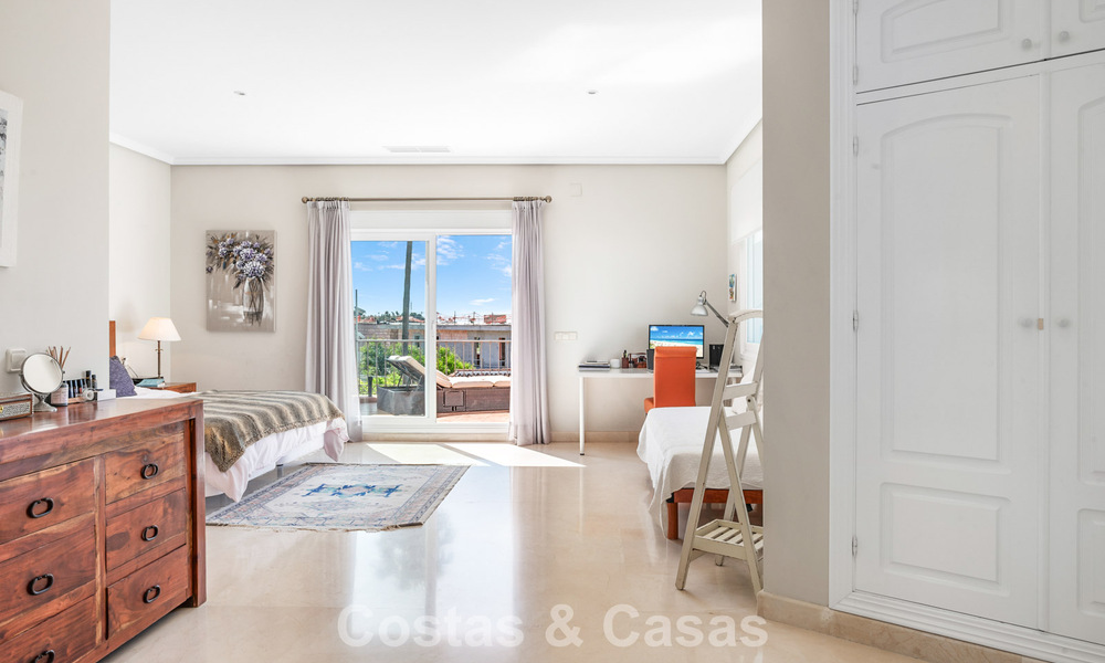 Villa de lujo española atemporal con amplio jardín y piscina en venta en las colinas de Marbella - Benahavís 799379