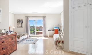 Villa de lujo española atemporal con amplio jardín y piscina en venta en las colinas de Marbella - Benahavís 799379 