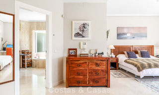 Villa de lujo española atemporal con amplio jardín y piscina en venta en las colinas de Marbella - Benahavís 799380 