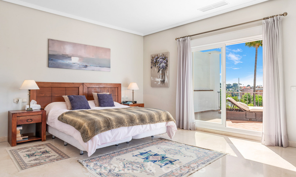 Villa de lujo española atemporal con amplio jardín y piscina en venta en las colinas de Marbella - Benahavís 799381