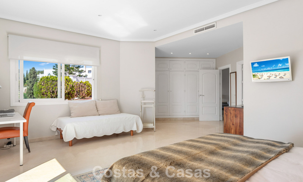 Villa de lujo española atemporal con amplio jardín y piscina en venta en las colinas de Marbella - Benahavís 799382