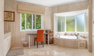 Villa de lujo española atemporal con amplio jardín y piscina en venta en las colinas de Marbella - Benahavís 799384 