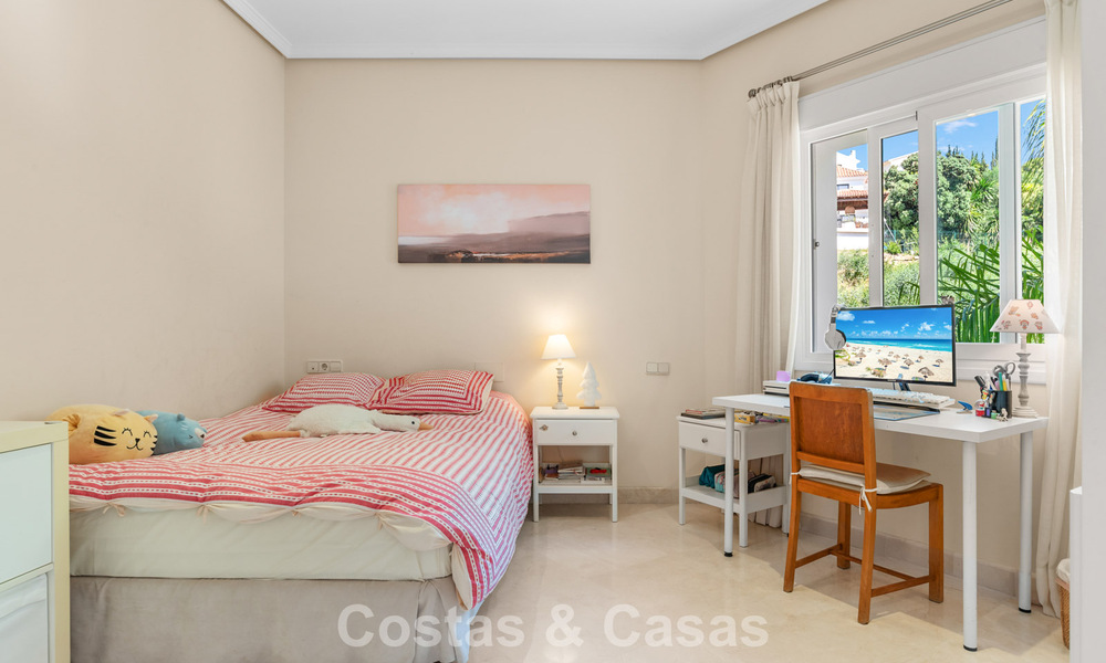 Villa de lujo española atemporal con amplio jardín y piscina en venta en las colinas de Marbella - Benahavís 799385