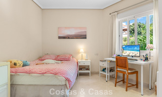 Villa de lujo española atemporal con amplio jardín y piscina en venta en las colinas de Marbella - Benahavís 799385 
