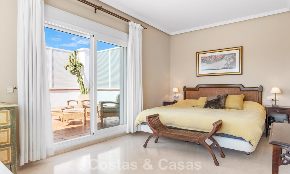 Villa de lujo española atemporal con amplio jardín y piscina en venta en las colinas de Marbella - Benahavís 799388