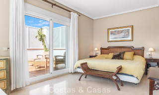 Villa de lujo española atemporal con amplio jardín y piscina en venta en las colinas de Marbella - Benahavís 799388 