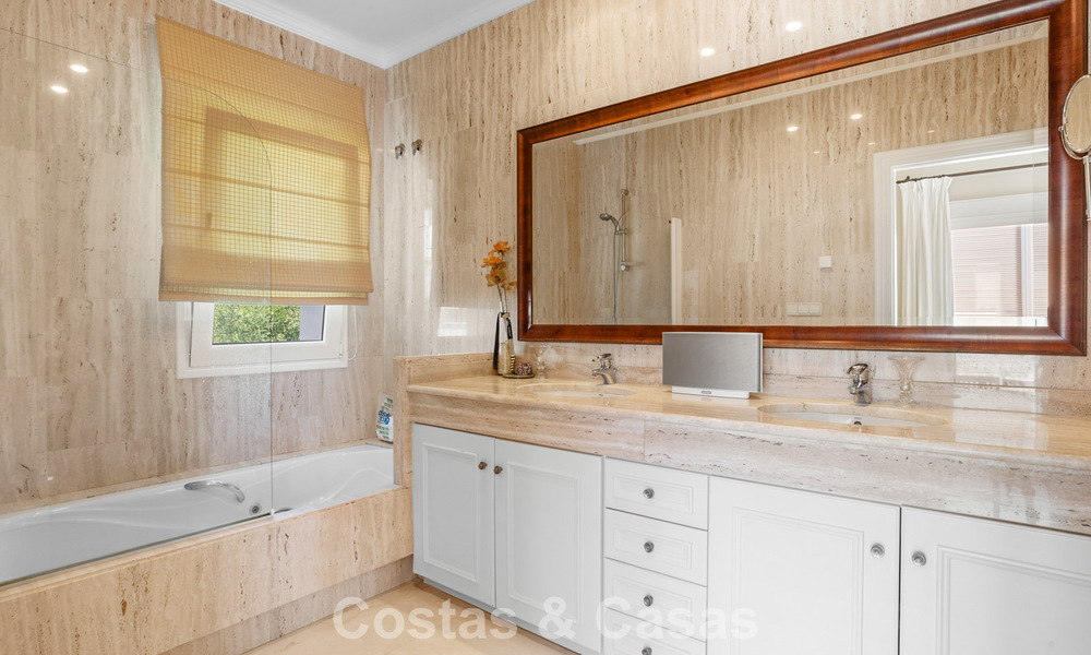 Villa de lujo española atemporal con amplio jardín y piscina en venta en las colinas de Marbella - Benahavís 799389