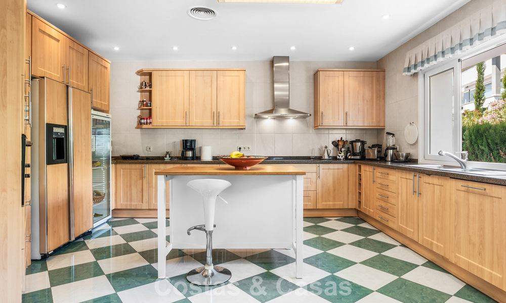 Villa de lujo española atemporal con amplio jardín y piscina en venta en las colinas de Marbella - Benahavís 799390