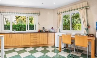 Villa de lujo española atemporal con amplio jardín y piscina en venta en las colinas de Marbella - Benahavís 799391 
