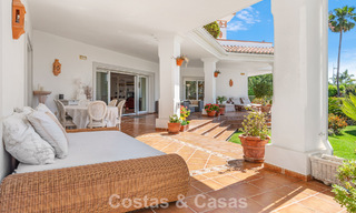 Villa de lujo española atemporal con amplio jardín y piscina en venta en las colinas de Marbella - Benahavís 799393 