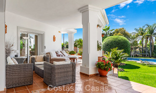 Villa de lujo española atemporal con amplio jardín y piscina en venta en las colinas de Marbella - Benahavís 799394 